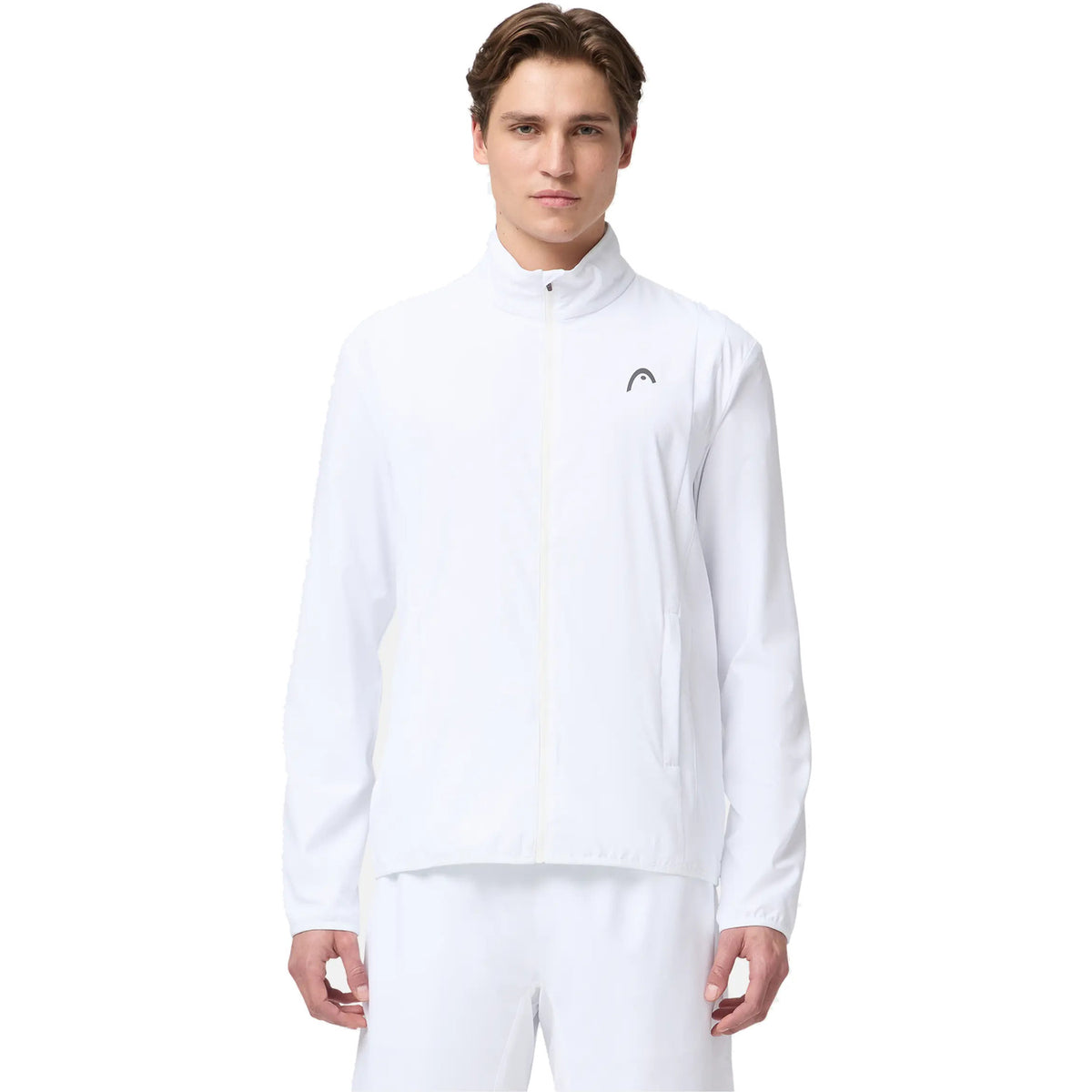 Model draagt het Head Club 25 Jacket in White - vooraanzicht met volledige rits