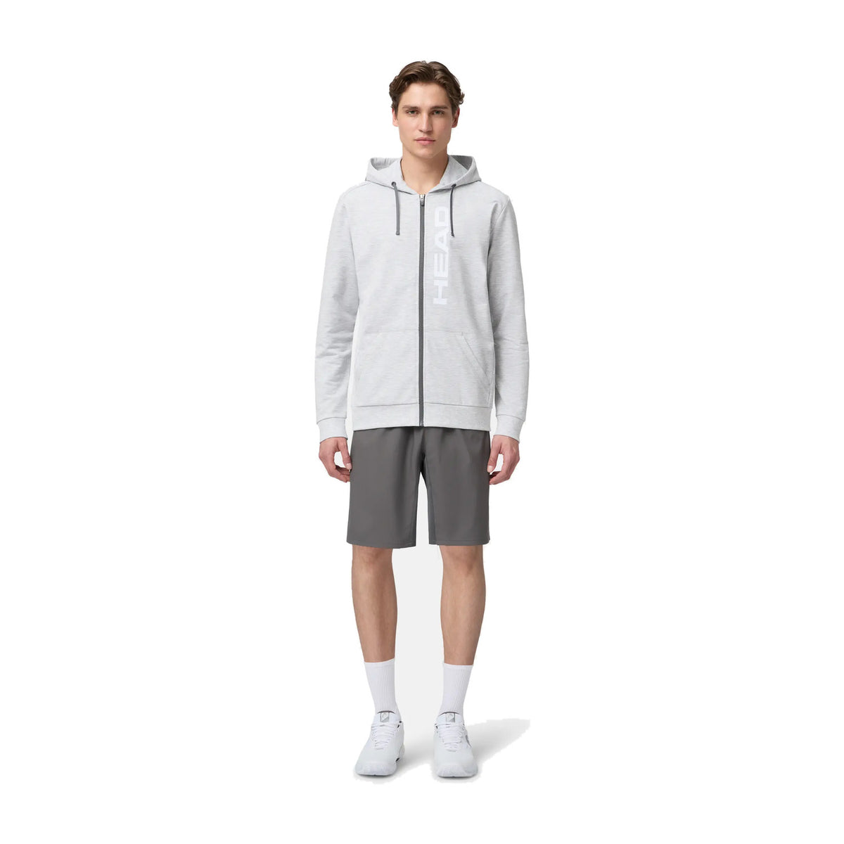 Model in volledige HEAD-outfit met de Club Original Hoodie FZ in Grijs - ten voeten uit