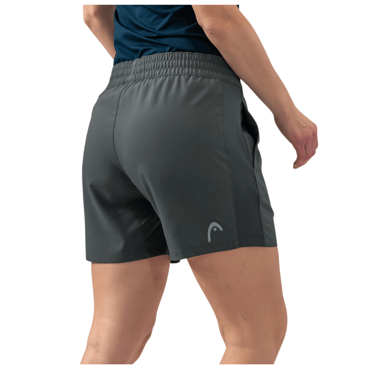 Model draagt de donkergrijze Head Club Shorts W, zijaanzicht met logo op de pijp