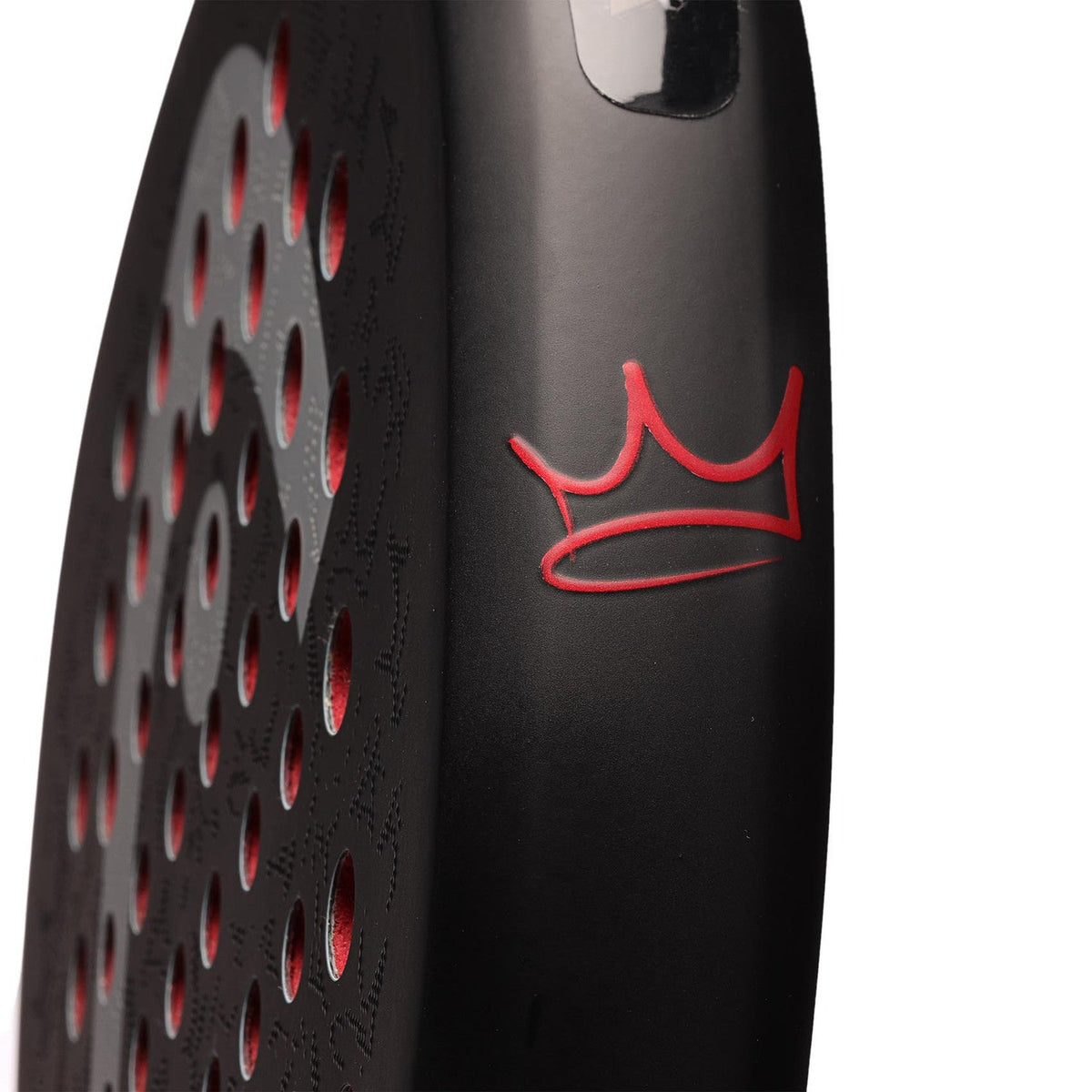 Detail van het hart van het Head Coello Pro 2025 met rode kroon op donkergrijs frame