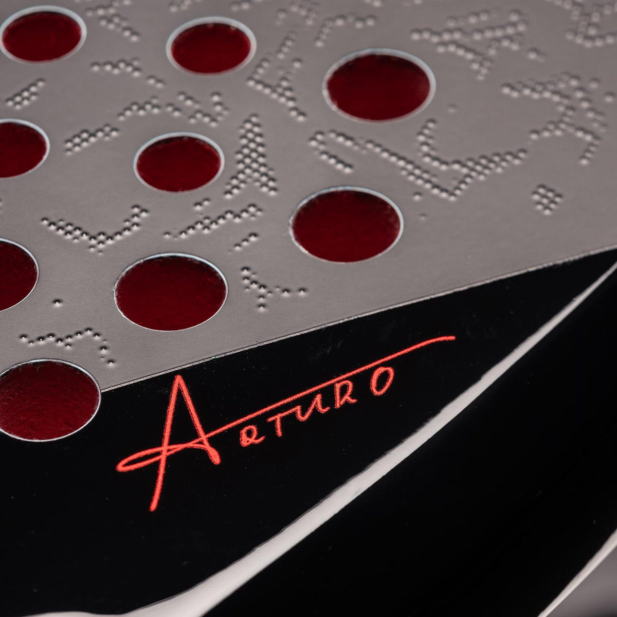 Close-up van het slagvlak van het Head Coello Pro 2025 met Arturo-handtekening en bordeauxrode gaten