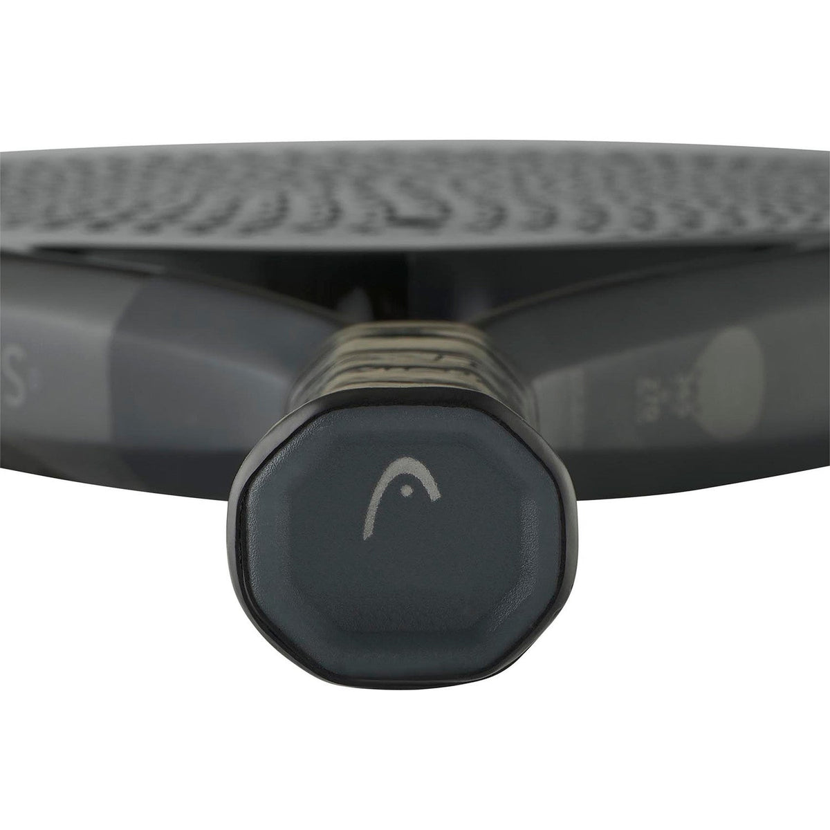 Close-up van de onderkant van de zwarte grip van het Head Speed One 2025 met HEAD-dop
