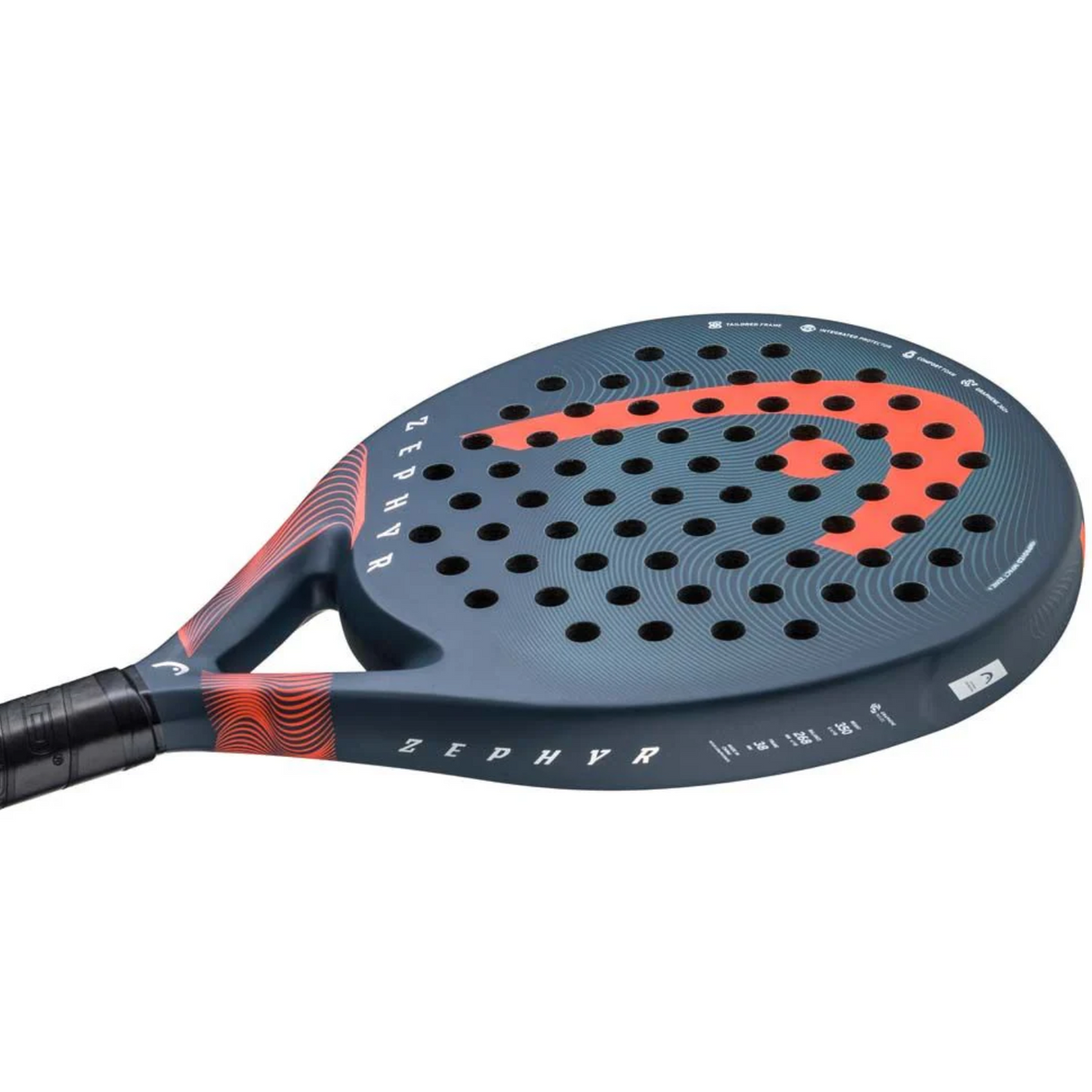 Racchetta da padel Head Zephyr in posizione obliqua con la scritta «Zephyr» stampata sul bordo del telaio