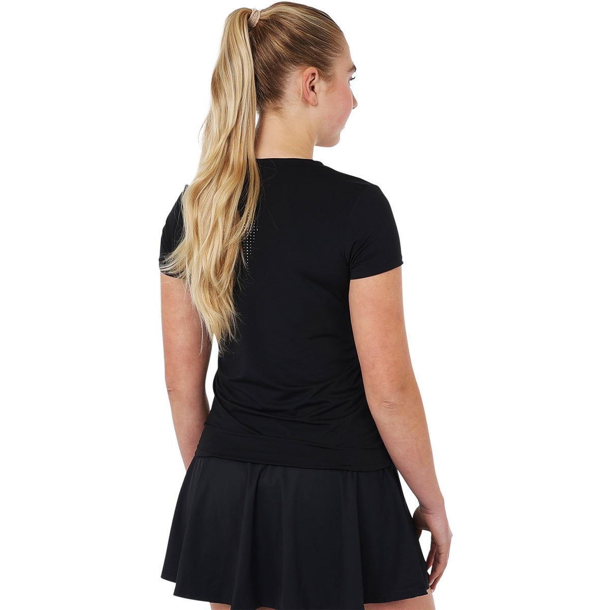 Achterzijde van het zwarte Breeze T-shirt op model met tennisrok