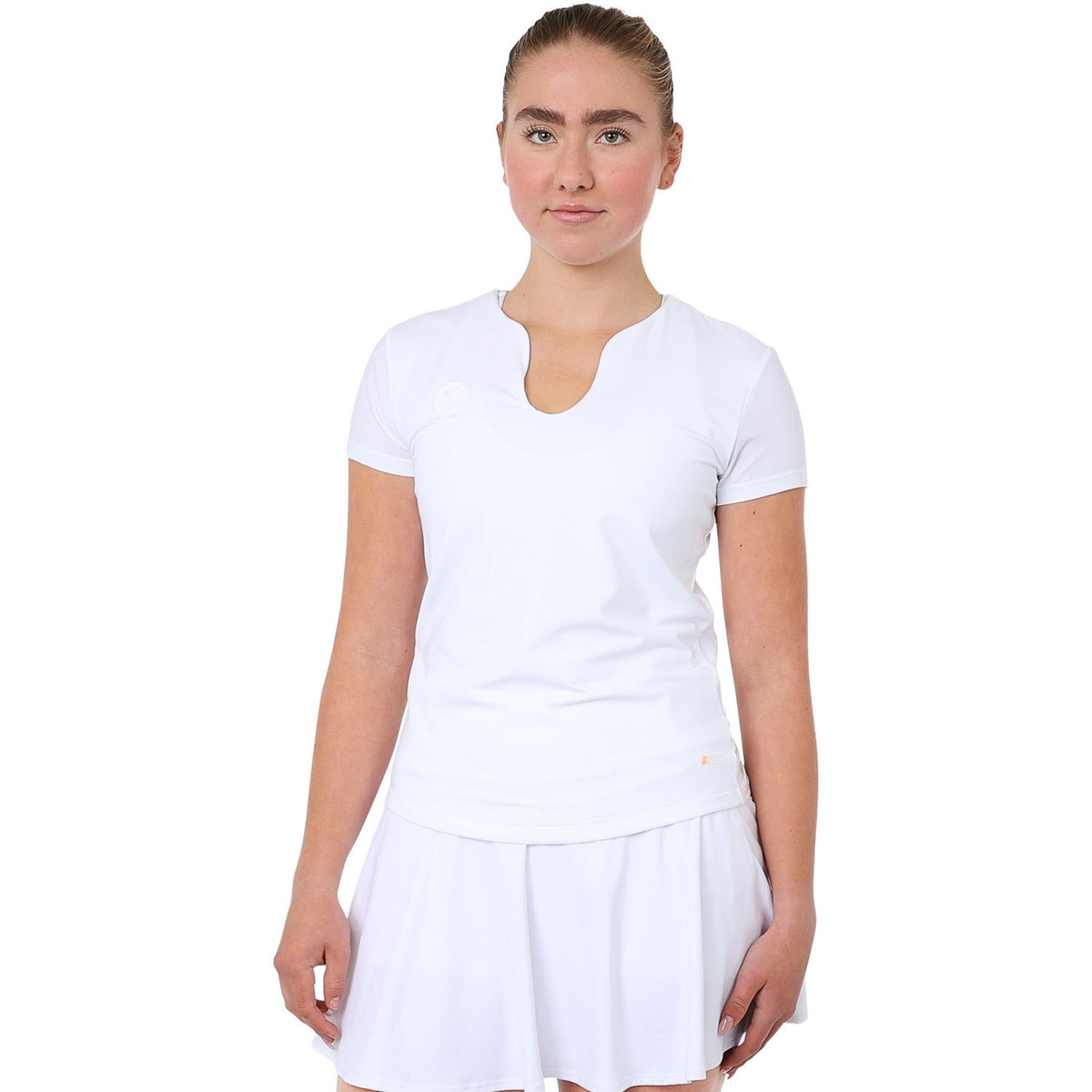 Model draagt het witte Breeze T-shirt met witte tennisrok