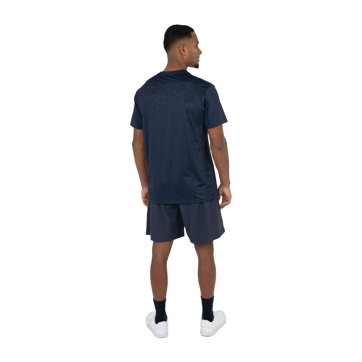 Achterzijde van het donkerblauwe Dynamic T-shirt op model met short
