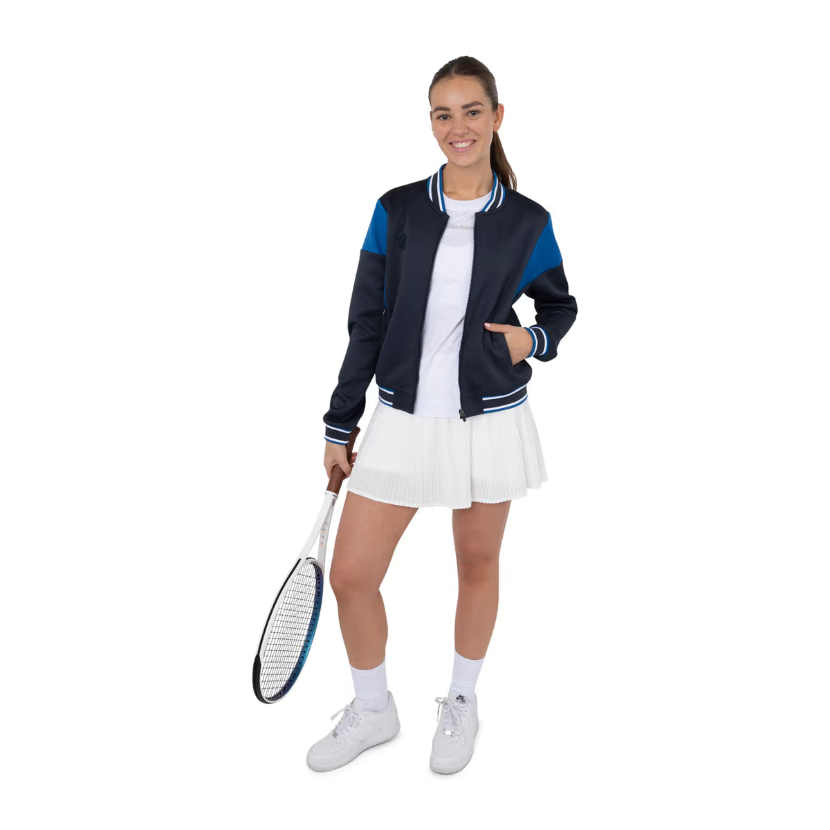 Model met racket draagt het donkerblauwe bomberjack met witte tennisrok
