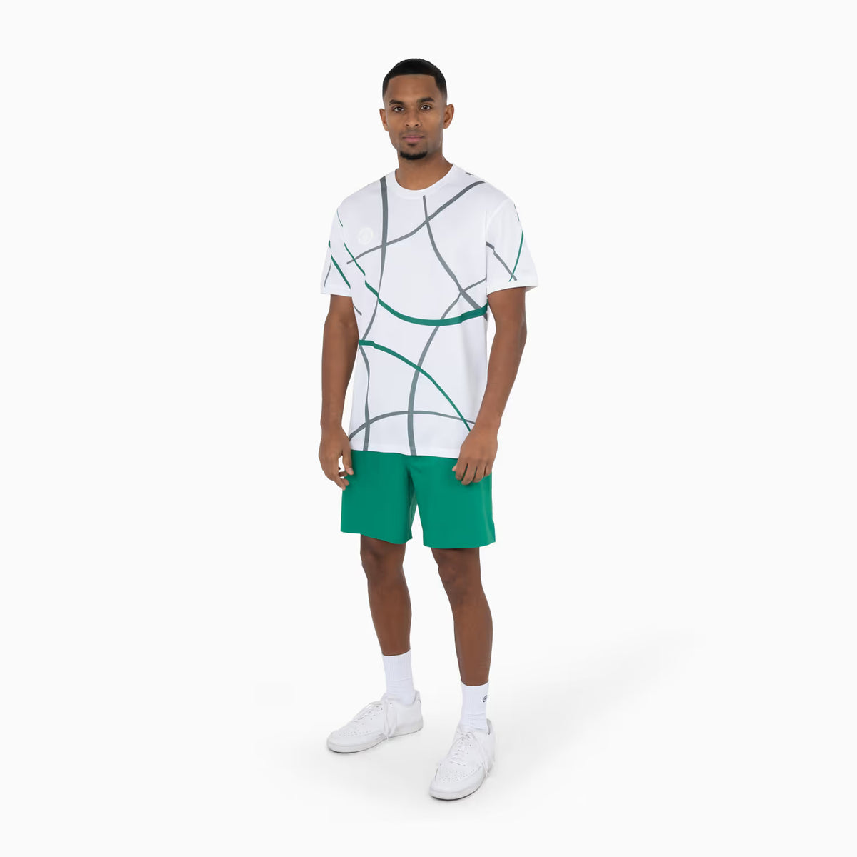 Model draagt het witte Smash T-shirt met groene print en groene short