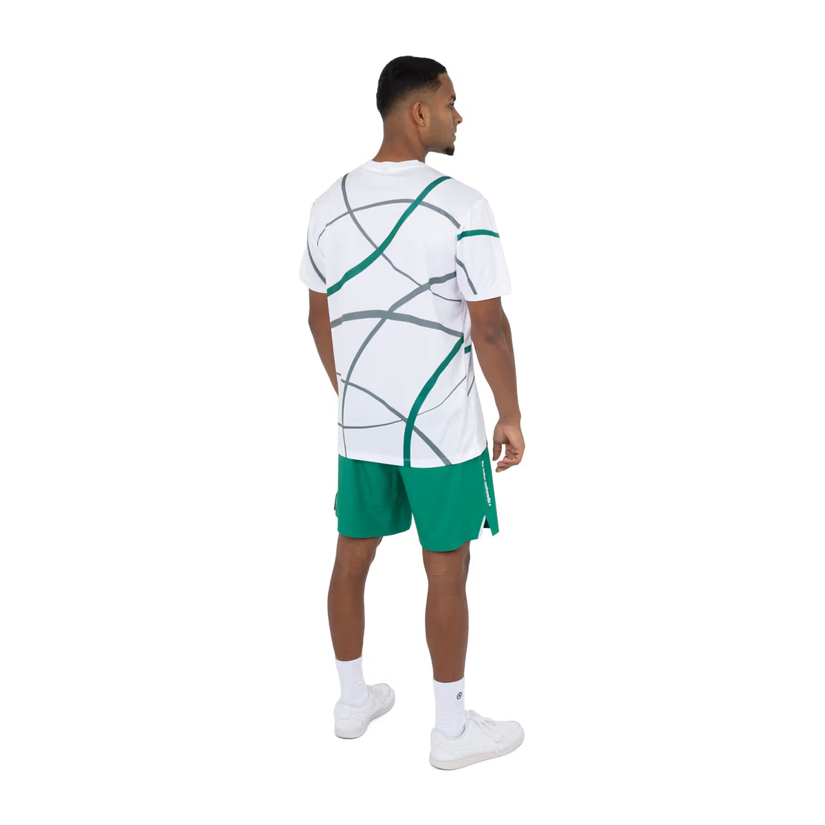 Achteraanzicht van model in het Smash T-shirt met groene short