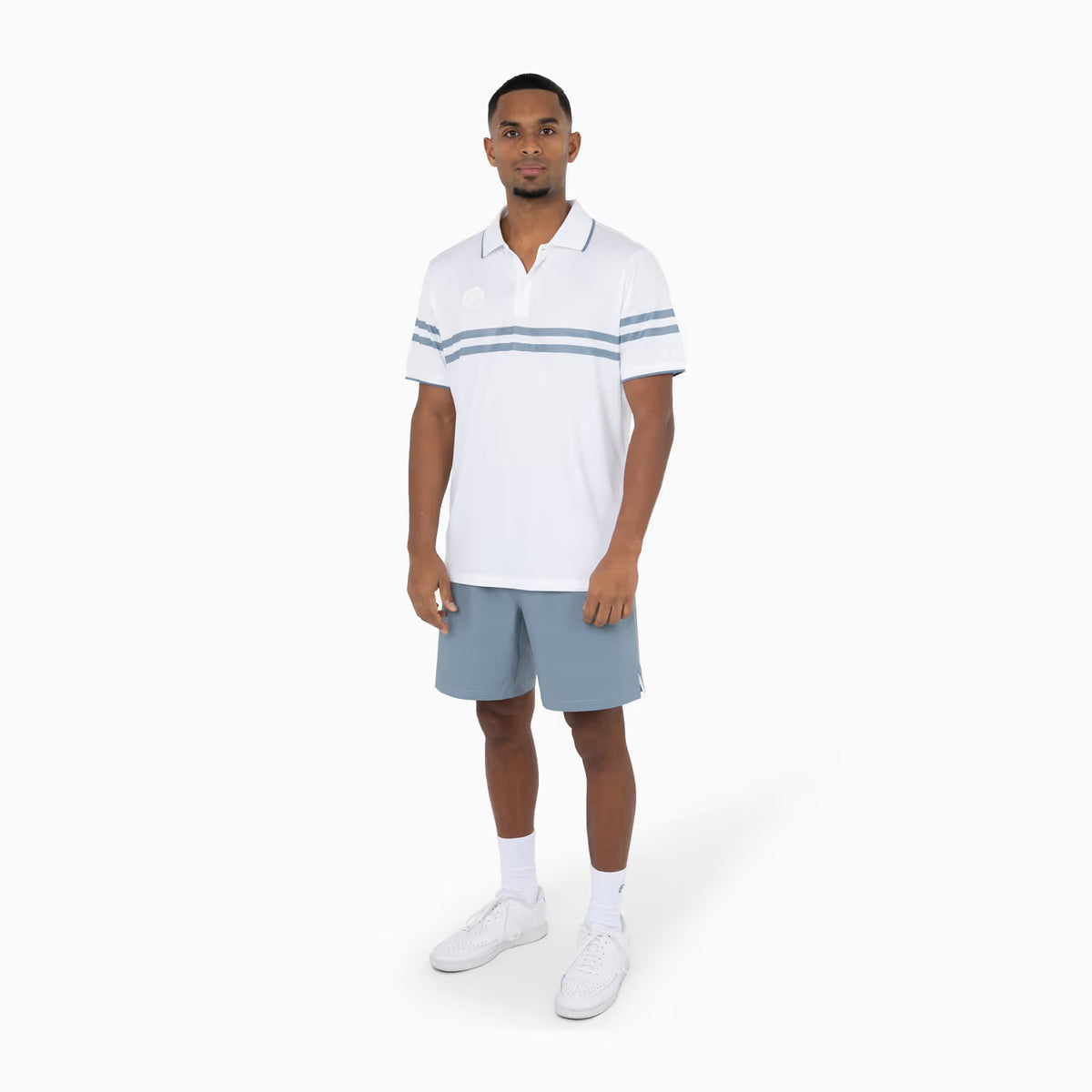 Model draagt de gestreepte witte Indian Maharadja polo met blauwe short