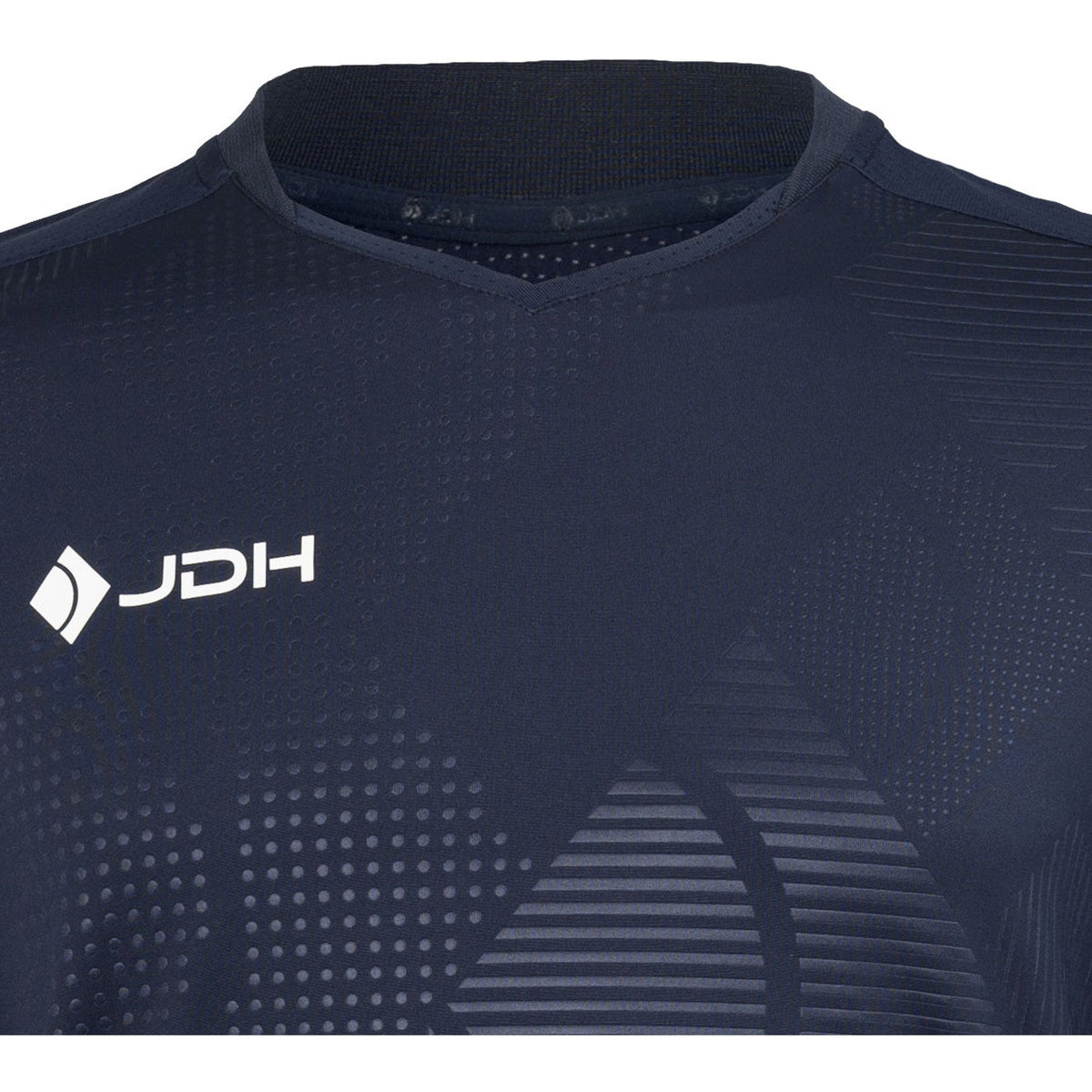 Detail van het witte JDH logo en de grafische print op het donkerblauwe Carbon Pro shirt