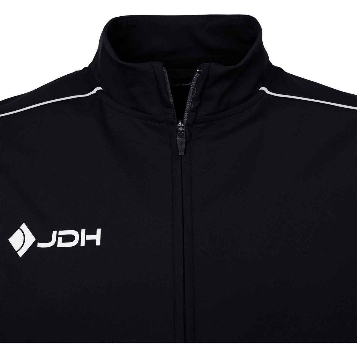 Detail van de opstaande kraag met wit JDH logo op het zwarte Carbon Pro jack