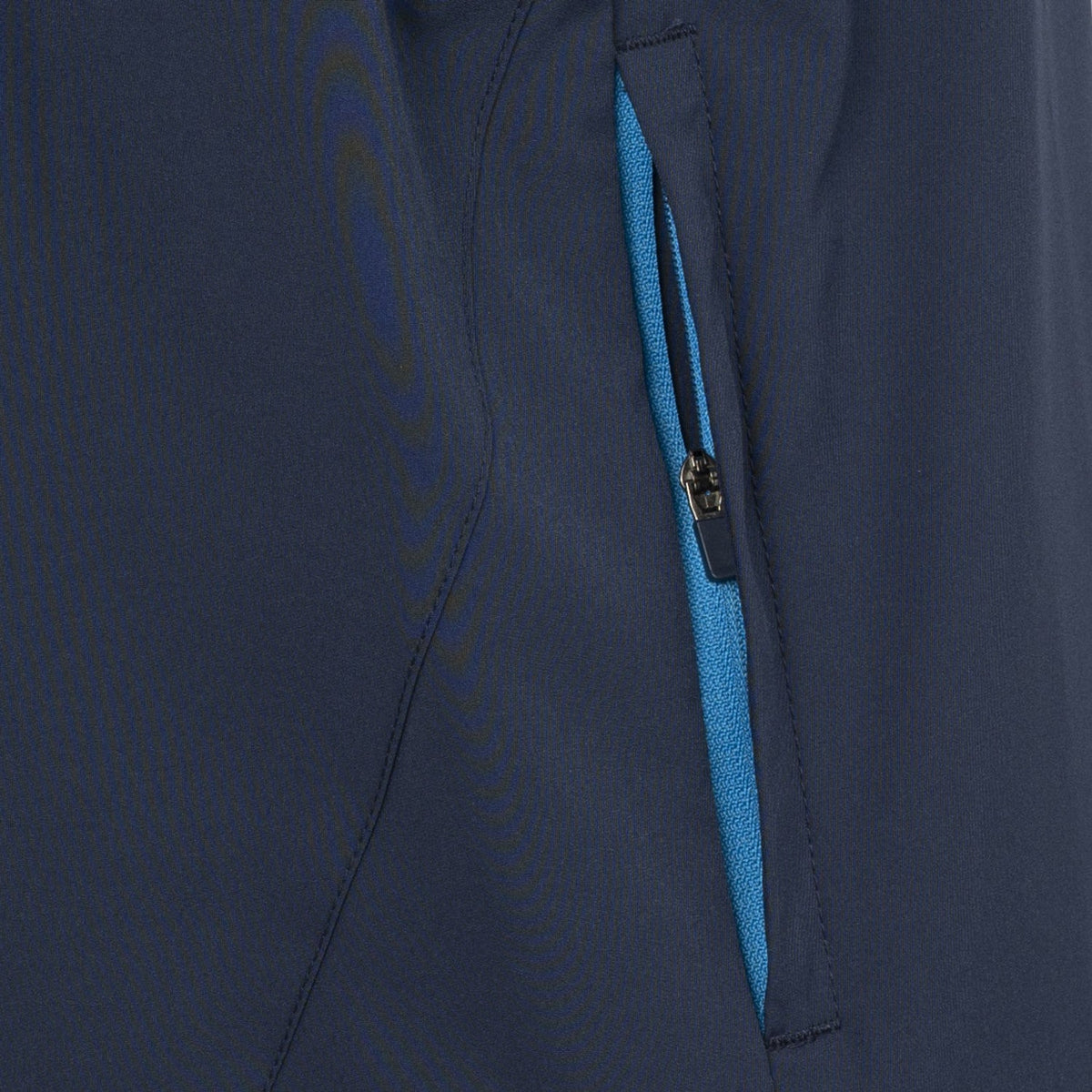 Detail van de blauwe ritszak op het donkerblauwe JDH Carbon Pro Light jack