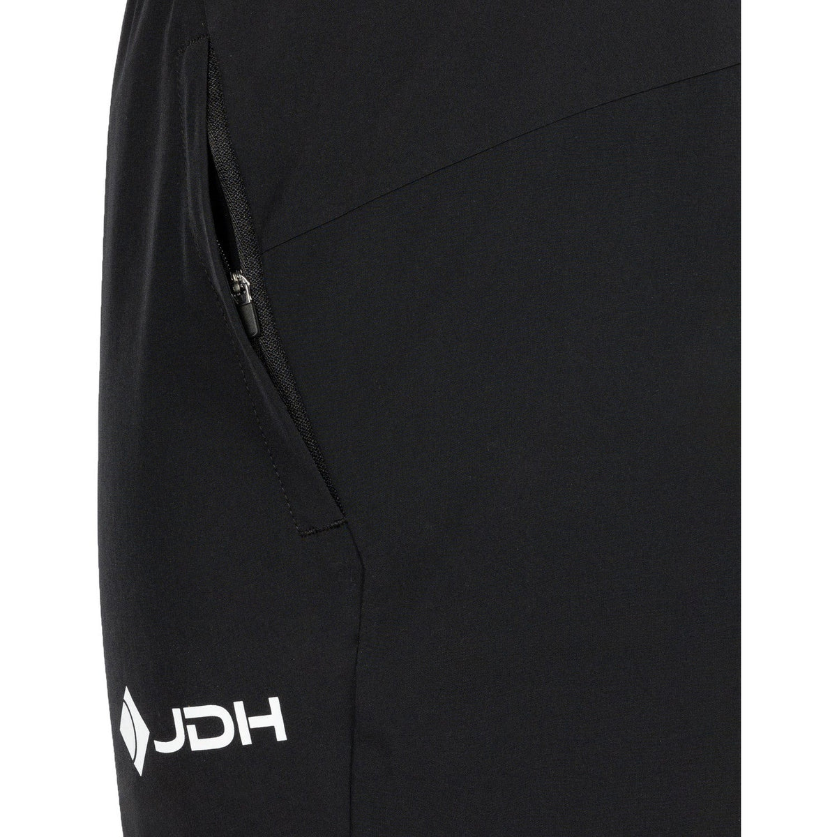 Detail van de zwarte ritszak en het witte logo op de JDH Carbon Pro Light broek