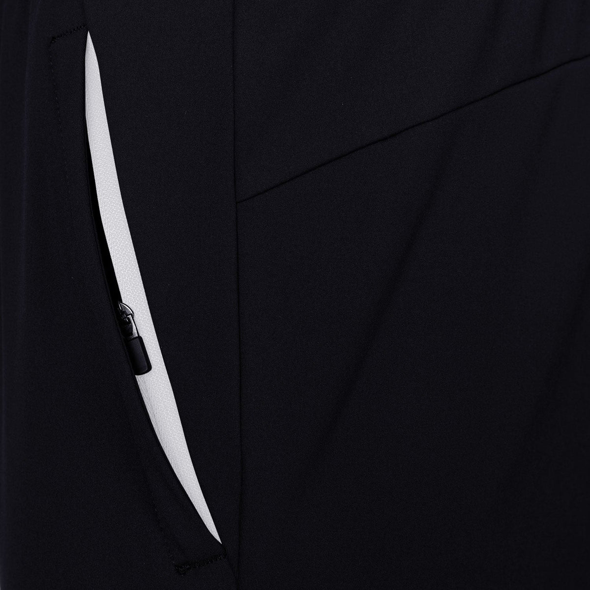 Detail van de witte ritszak op de dij van de zwarte JDH Carbon Pro broek