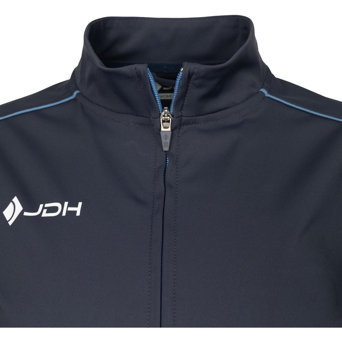 Detail van de kraag met blauwe bies en wit JDH logo op het grijze damesjack