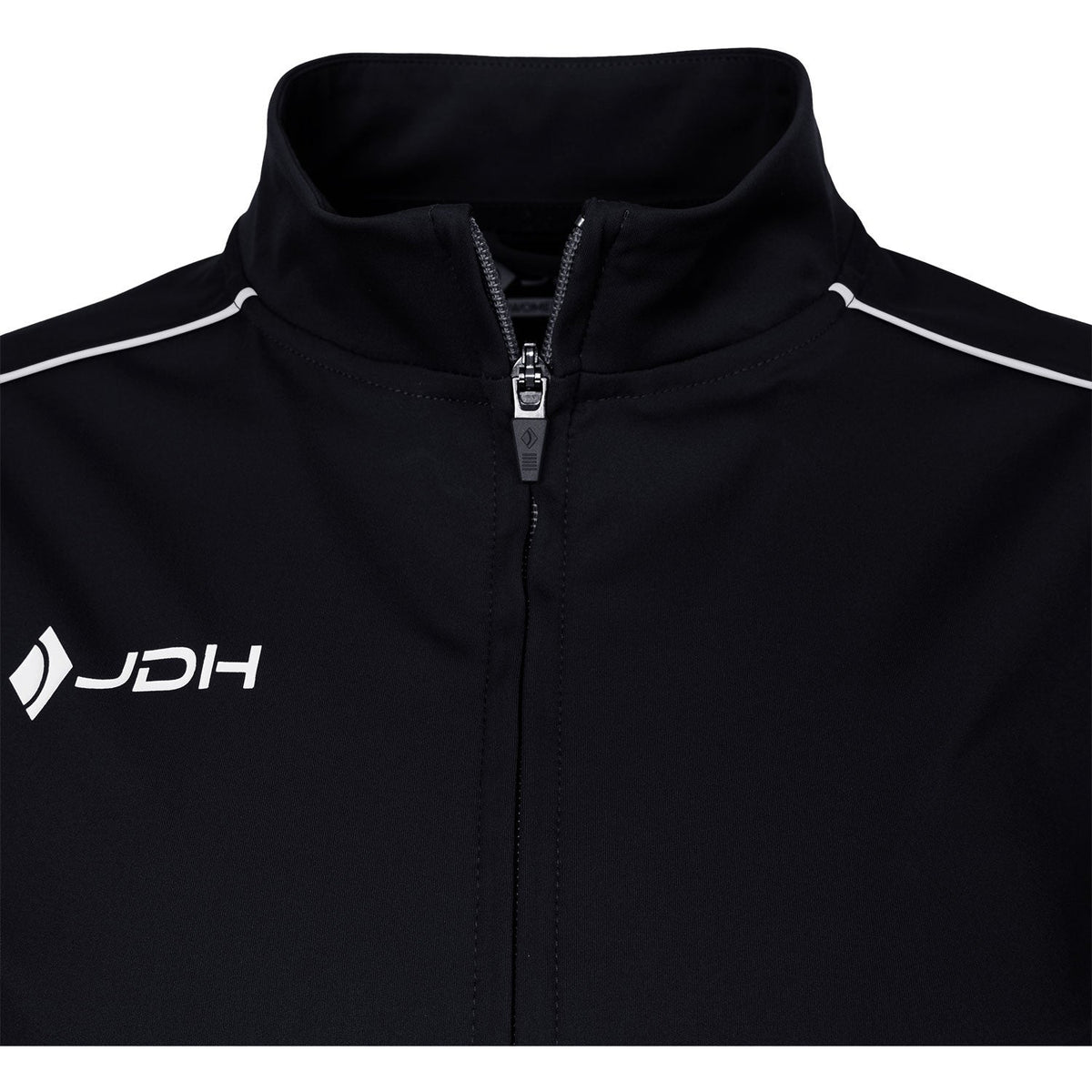 Detail van de opstaande kraag met wit JDH logo op het zwarte Carbon Pro damesjack