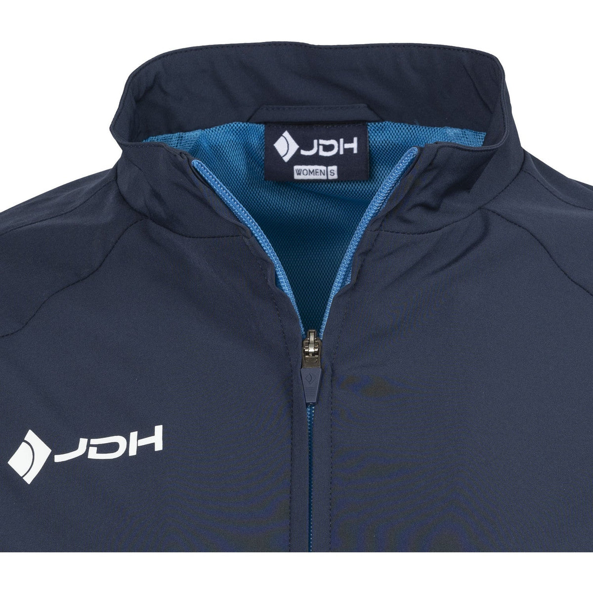 Detail van de kraag met blauwe voering en wit JDH logo op het donkerblauwe damesjack