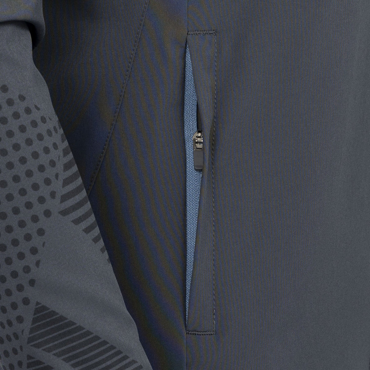 Detail van de verticale ritszak op de grijze stof van het JDH Carbon Pro Light damesjack