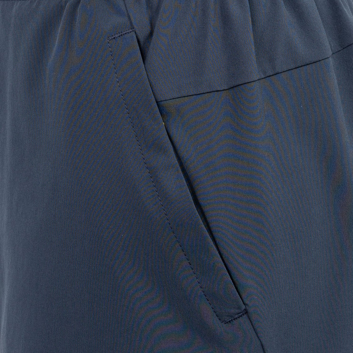 Detail van de schuine zakopening op de donkerblauwe JDH Carbon Pro damesshort