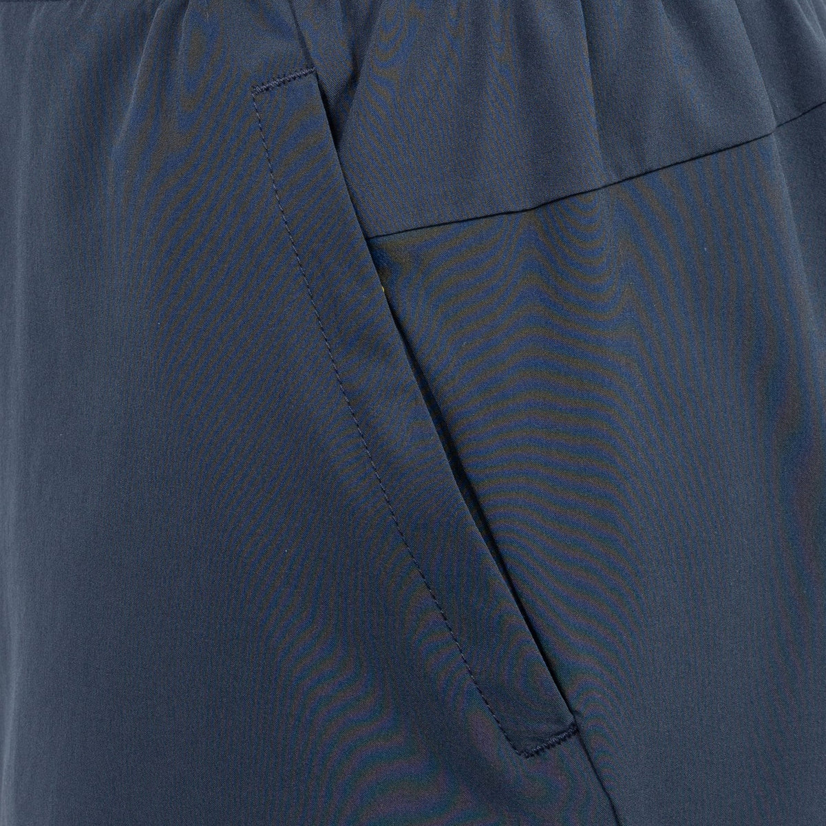 Detailansicht der schrägen Taschenöffnung an den dunkelblauen JDH Carbon Pro Damen-Shorts