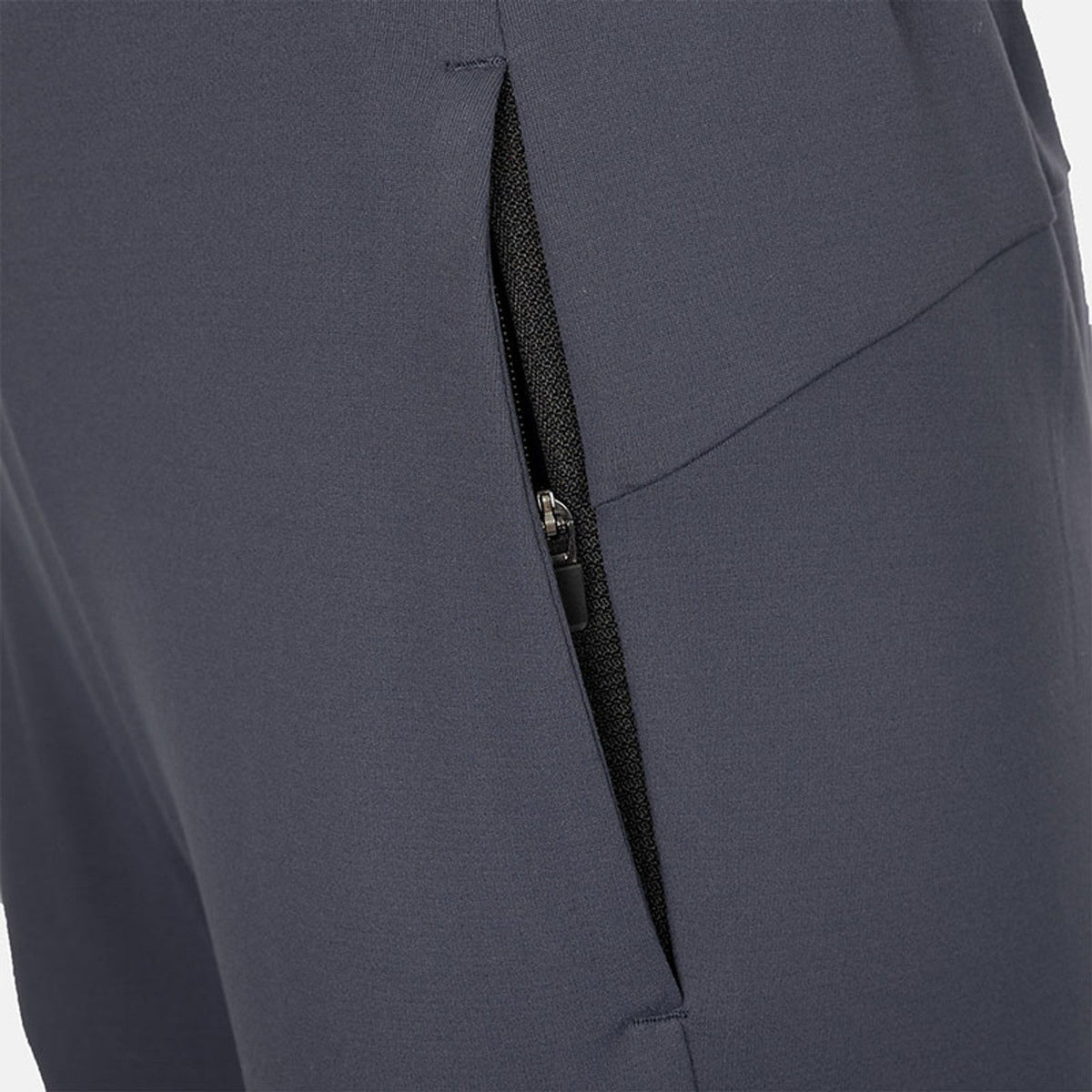 Detail van de zijnaad en ritszak van de antracietgrijze JDH Performance broek