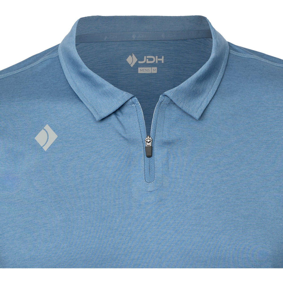 Detail van de kraag van de blauwe JDH Performance Polo met ritssluiting en zilverkleurig logo