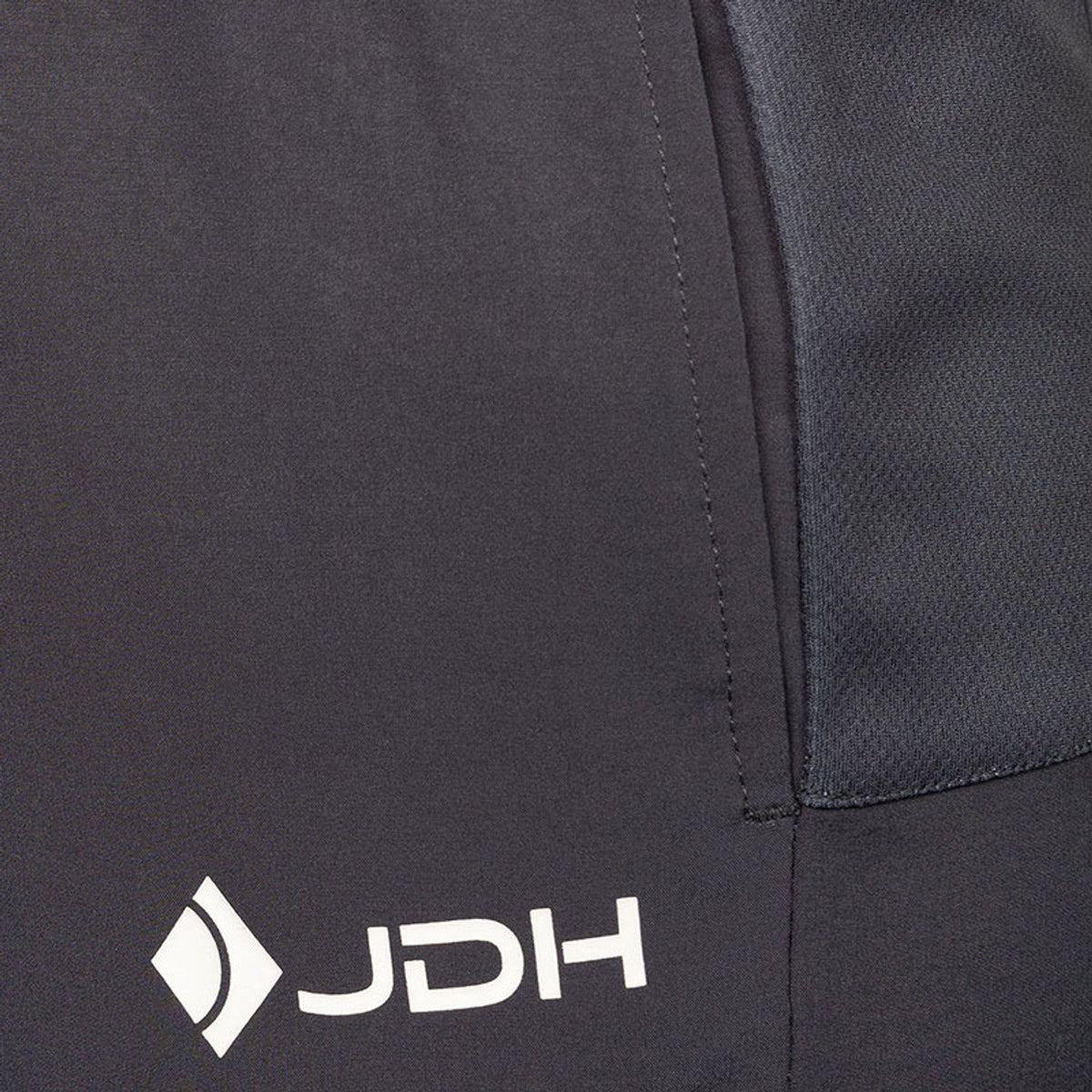 Detail van de zijzak en het JDH-logo van de donkergrijze Performance short