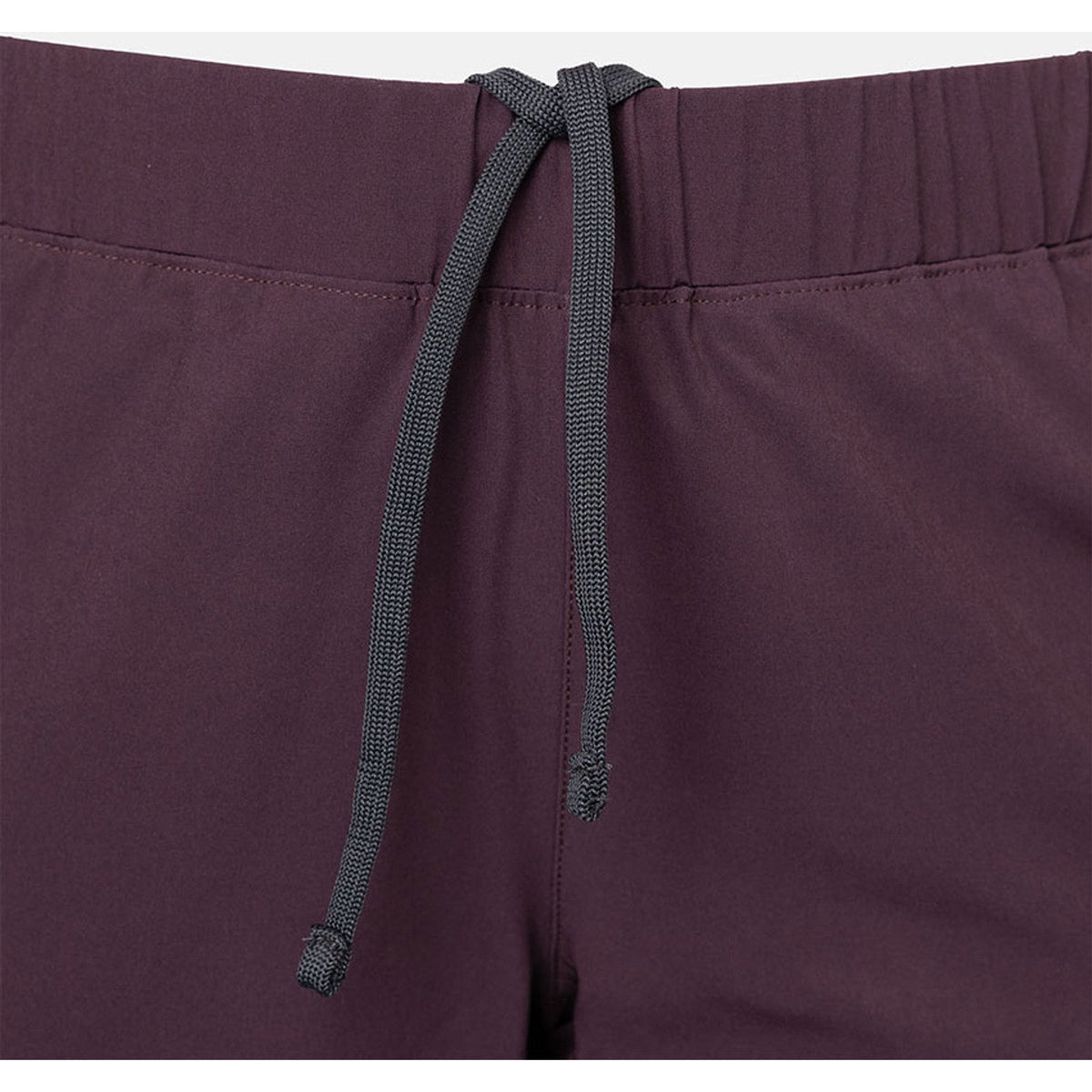 Detail van de tailleband met trekkoord van de aubergine Performance short