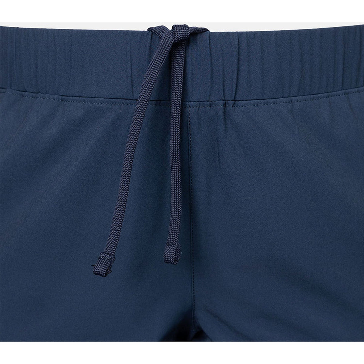 Detail van de tailleband met trekkoord van de marineblauwe Performance short