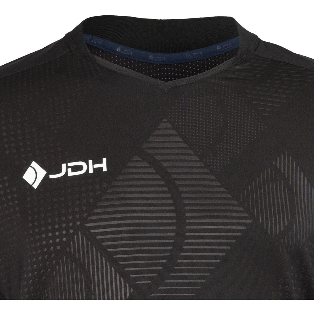 Detail van de borst van het zwarte JDH T-Shirt Carbon Pro met wit JDH-logo en ruitprint