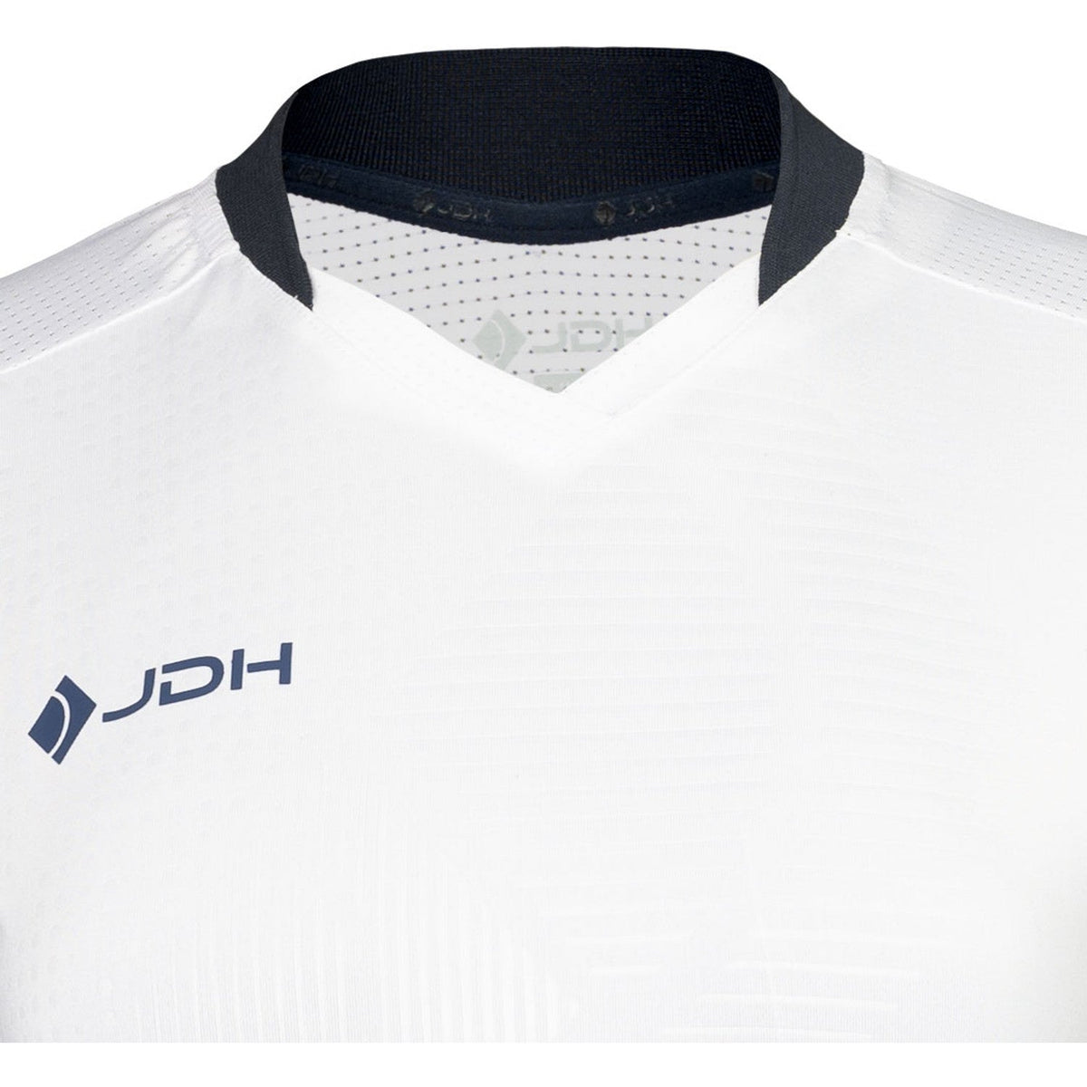 Detail van de V-hals en het JDH-logo van het witte Carbon W Pro T-shirt