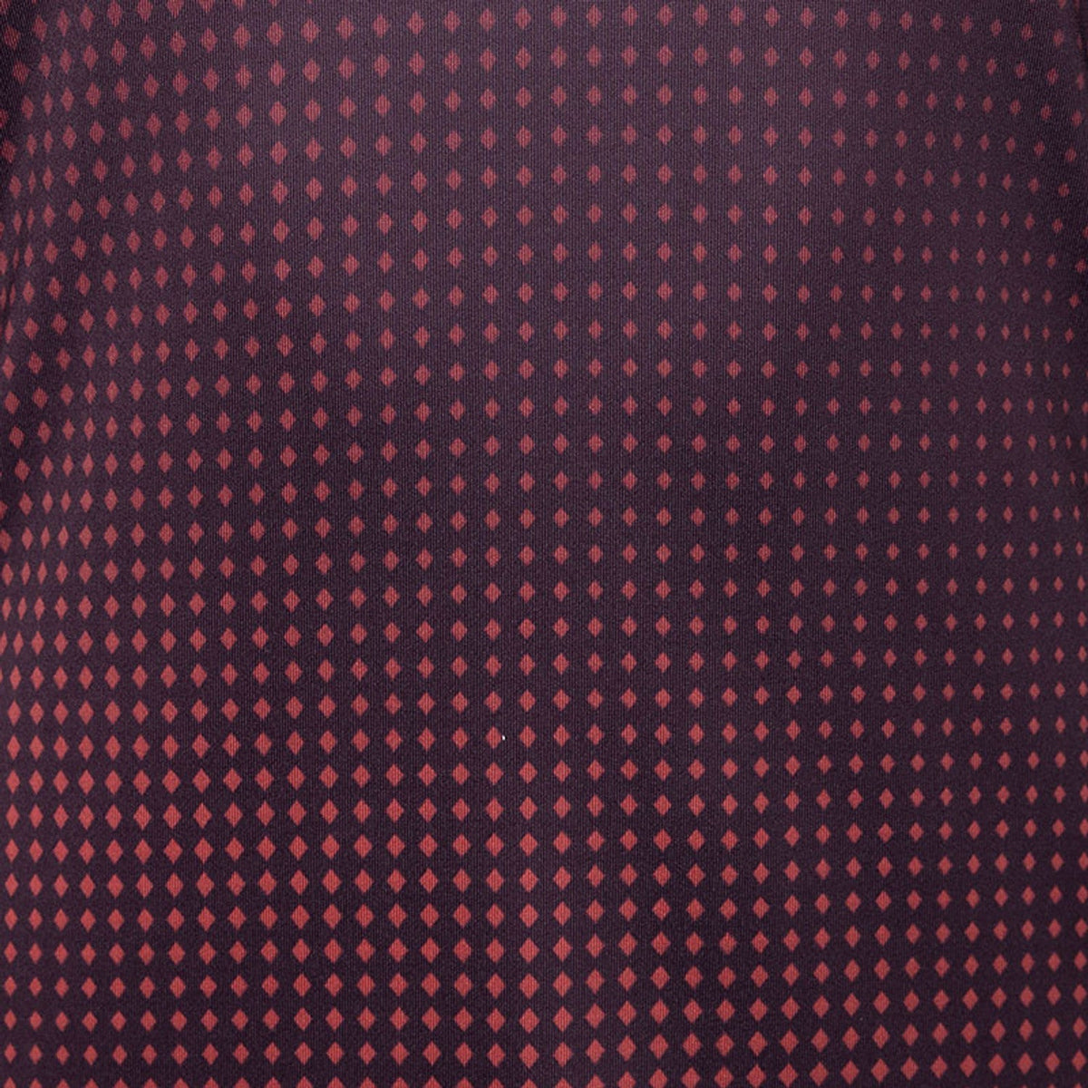 Detail van de roze stippenprint op het aubergine doek van het JDH W Graphic T-Shirt