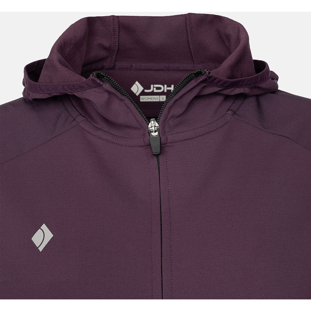 Detail van de kraag en capuchon van het aubergine JDH W Hooded Midlayer met JDH-logo