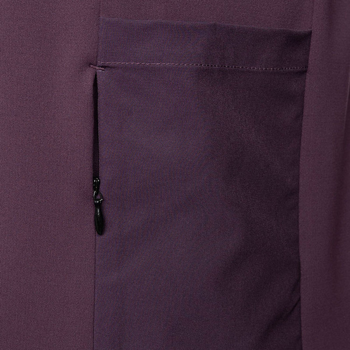 Detail van de zijzak met rits in het aubergine doek van de JDH W Hooded Midlayer