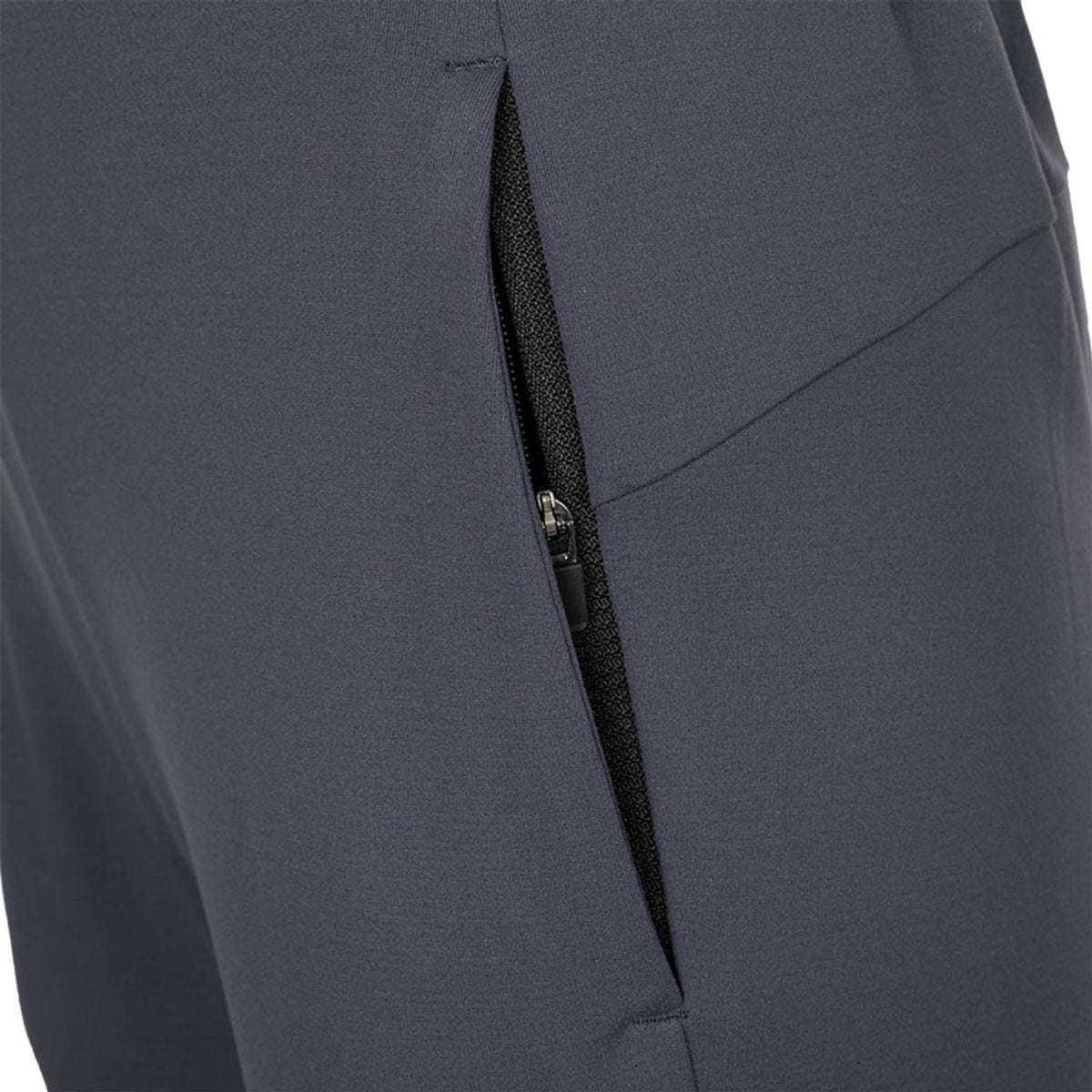 Detail van de ritszak in het donkergrijze doek van de JDH W Performance Pant