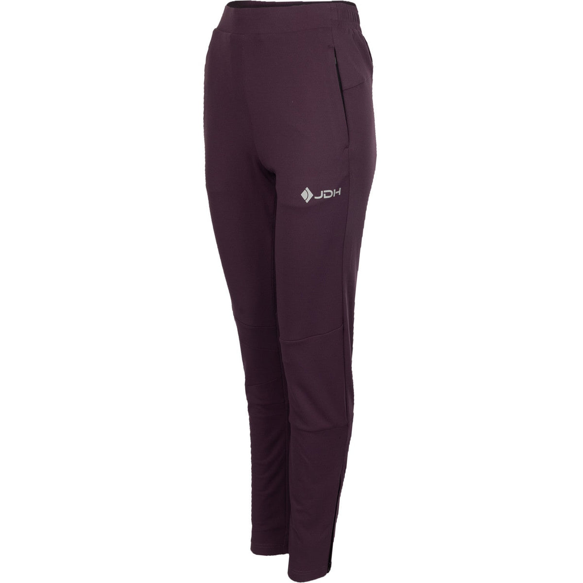 Schuin zijaanzicht van de aubergine JDH W Performance Pant met JDH-logo op het dijbeen