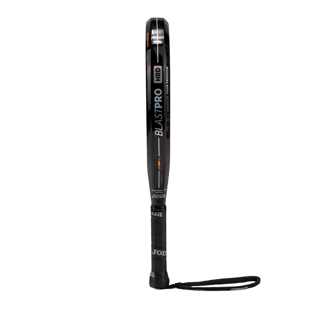 Zijaanzicht van het Joma Blast Pro Hrd 2026 met Blast Pro-opdruk op het frame