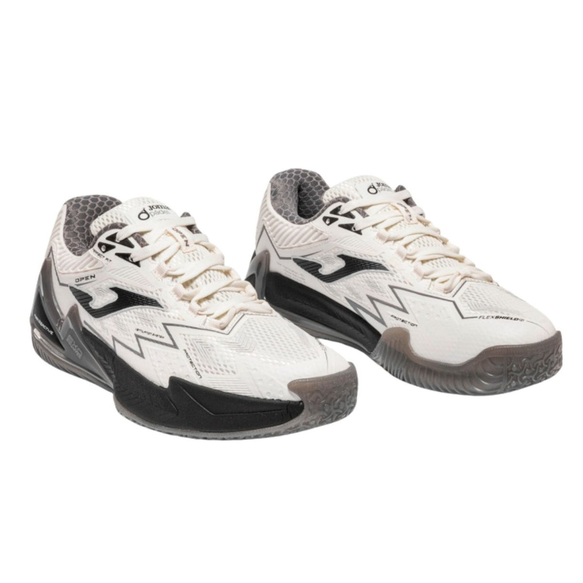 Achterkant van twee Joma Open Men 2026 schoenen in gebroken wit met zwart