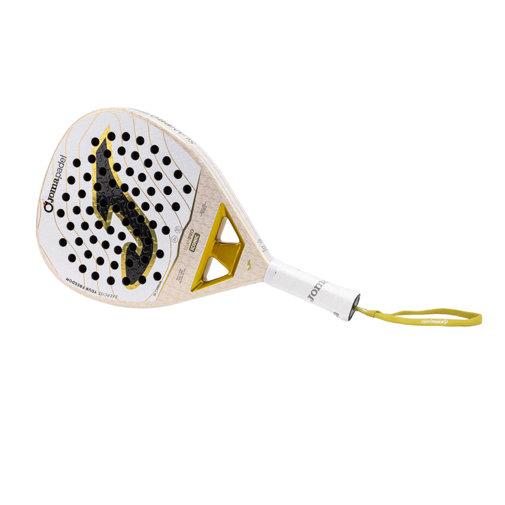 Joma Slam Pro Iconic 2026 padelracket schuin liggend met gouden polsband
