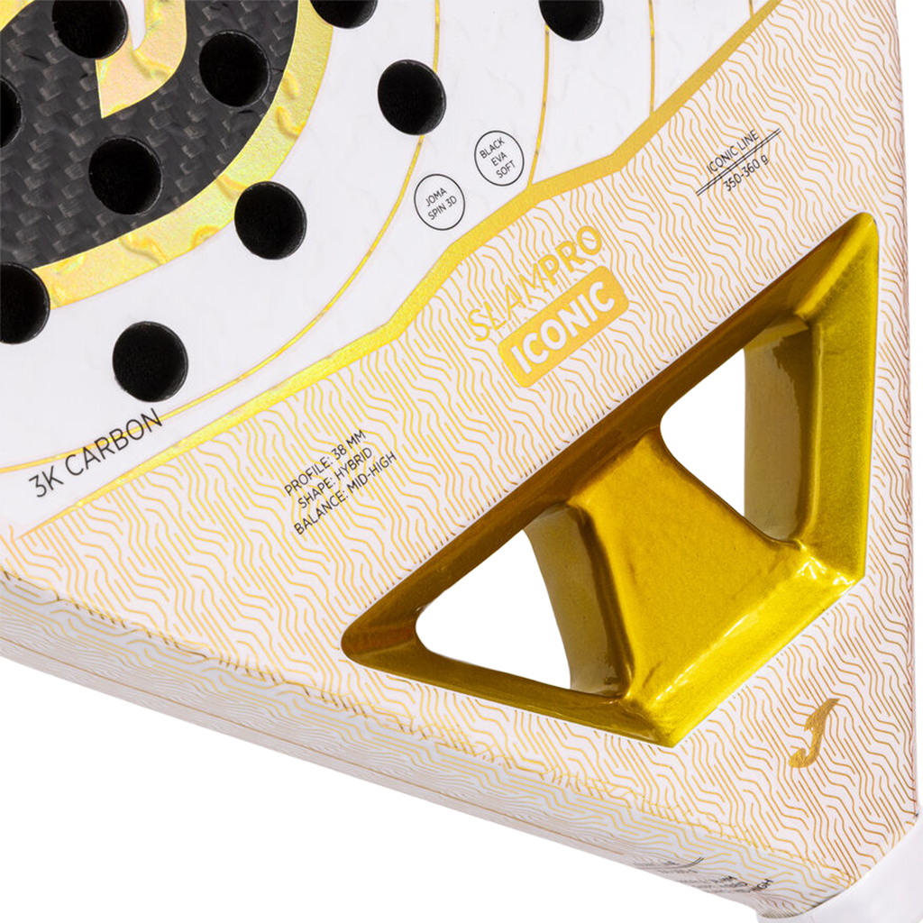 Detail van het gouden hart van het Joma Slam Pro Iconic 2026 met 3K Carbon-opdruk