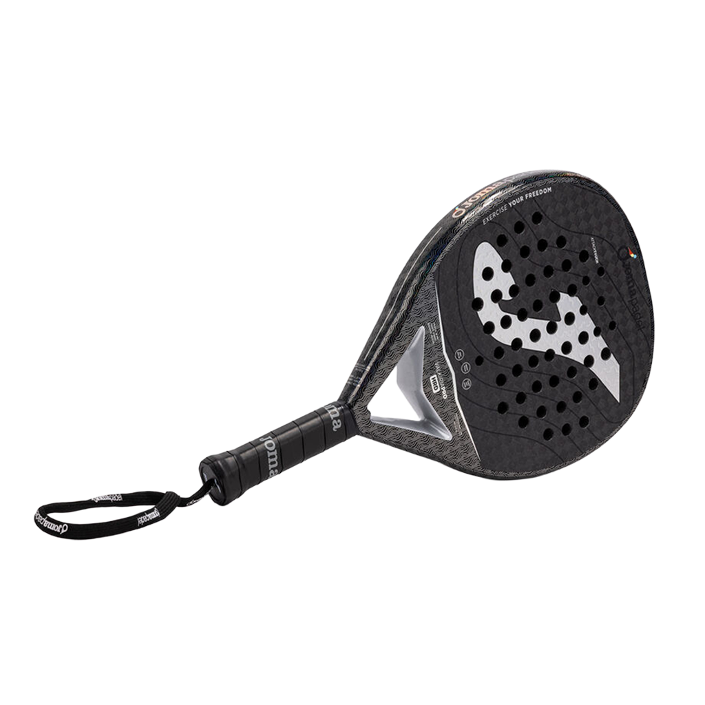 Joma Valkiria Pro Hrd 2026 padelracket schuin liggend in zwart met zilveren logo