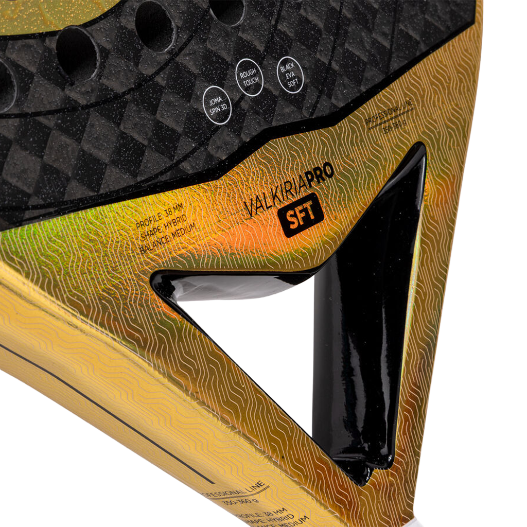 Detail van het gouden hart van de Joma Valkiria Pro Sft 2026 met Valkiriapro Sft-opdruk