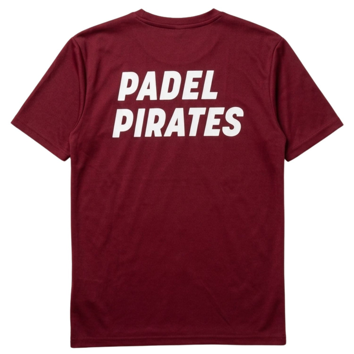 Achterzijde van het bordeauxrode Padel Pirates T-shirt met witte rugopdruk