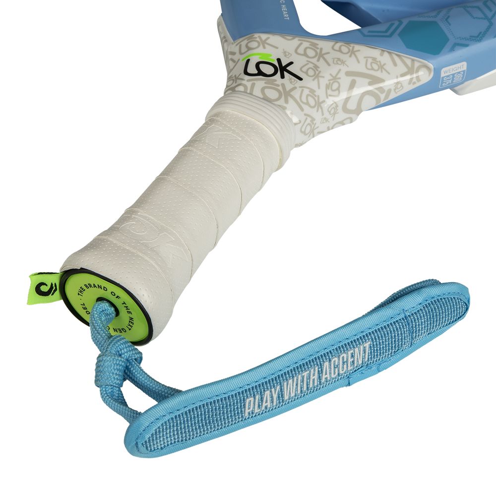 Close-up van de grip en blauwe polsband van het Lok Carbon Hype 2 FDB
