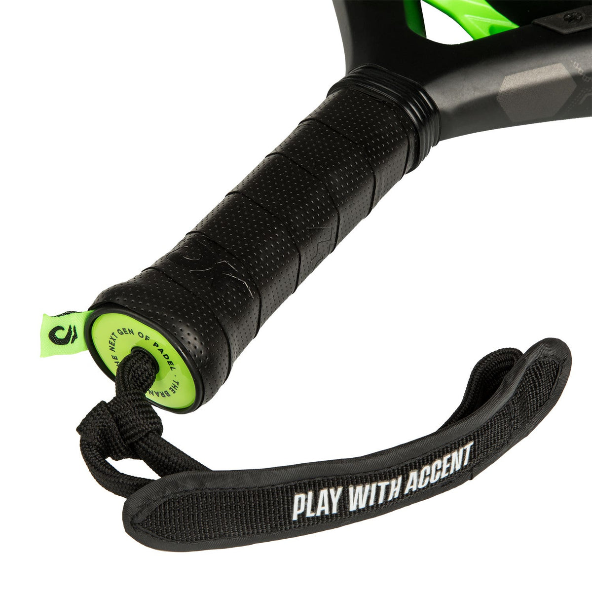 Close-up van de zwarte grip en groene polsband van het Lok Jungle padelracket