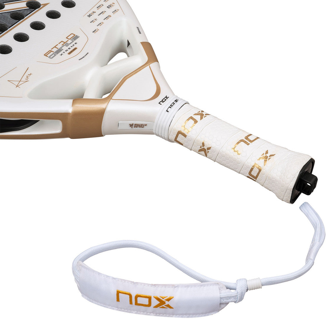 Close-up van de witte grip en nox-polsband van de AT10 Genius 12K Xtrem 2026