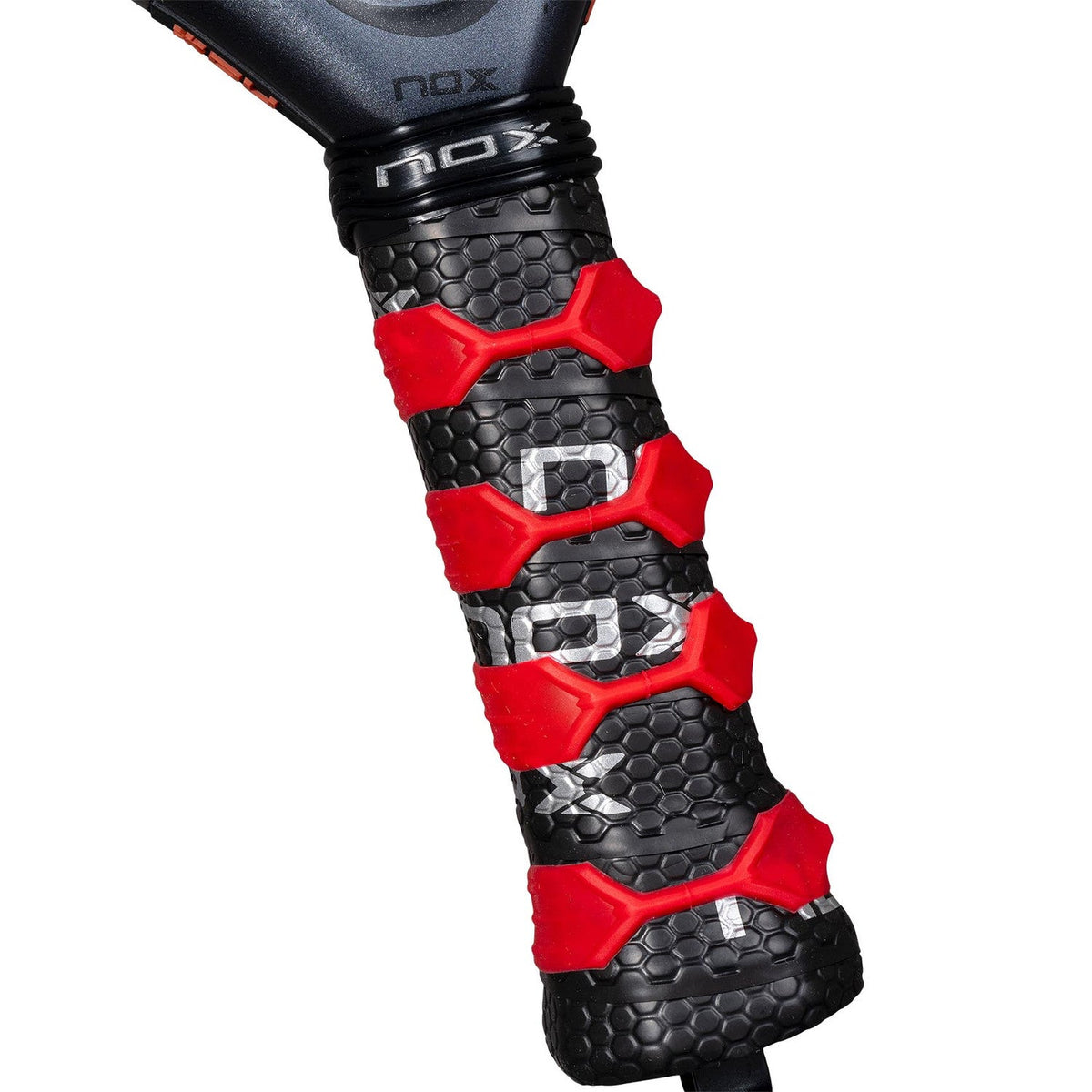 Close-up van de rood met zwarte grip met nox-logo van de NOX AT10 Genius 18K