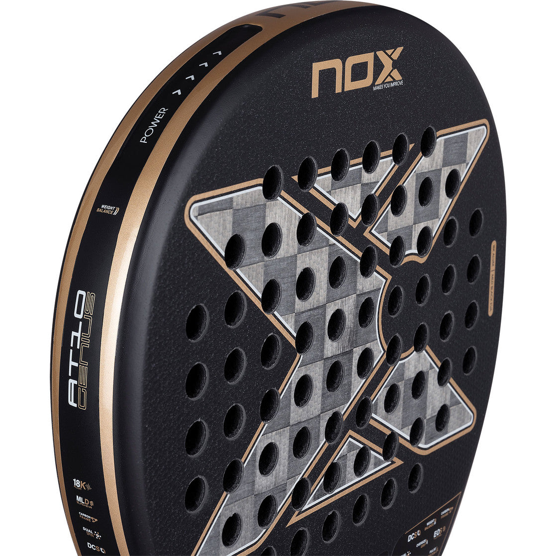 Close-up van het slagvlak van de NOX AT10 Genius 18K 2026 met zilvergrijs kruisdessin