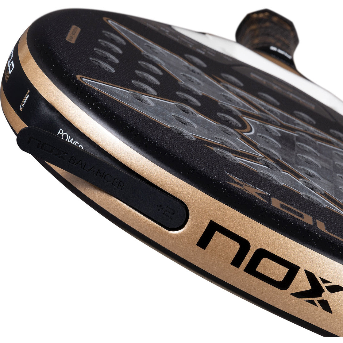 Detail van de gouden framerand met nox-wordmark van de AT10 Genius 18K 2026